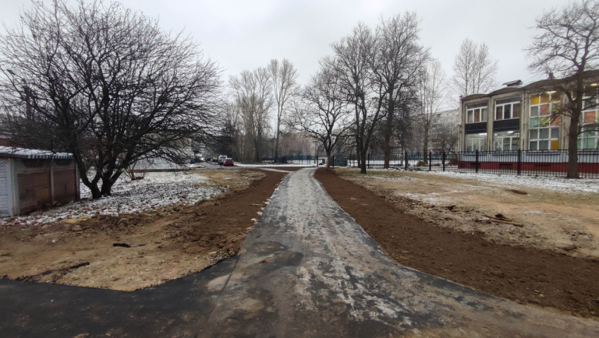 Дворовая территория с новыми пешеходными дорожками и подготовкой газонов зимой