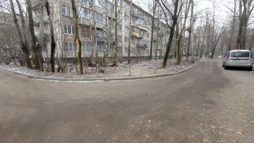 Антипарковочные столбики вдоль дворового проезда зимой