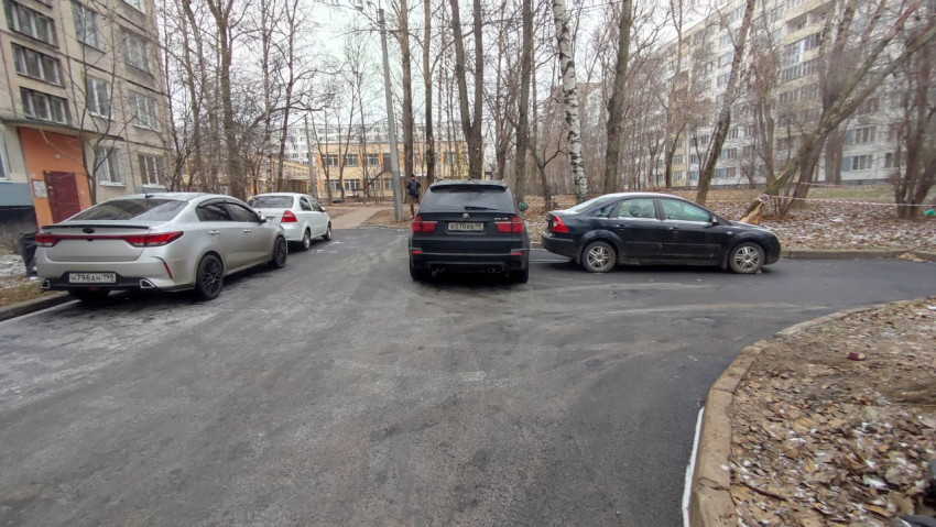 Дворовая парковка с припаркованными автомобилями зимой