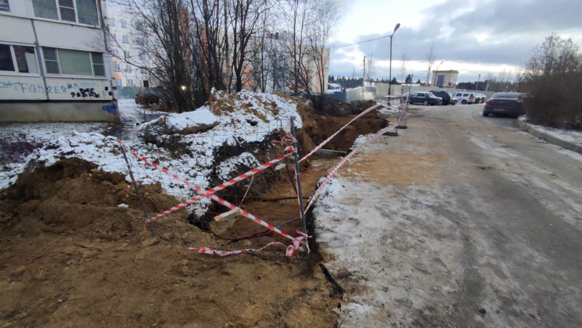 Ограждённая траншея при проведении земляных работ зимой