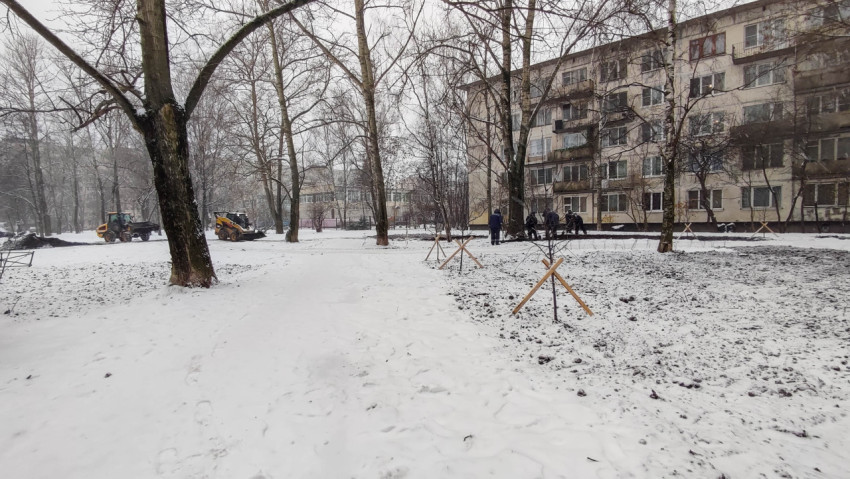 Зимнее благоустройство двора: техника, рабочие и новые деревья