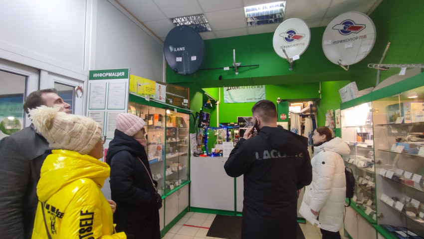 Покупатели в магазине «Дом Антенн» у витрин с телекоммуникационным оборудованием