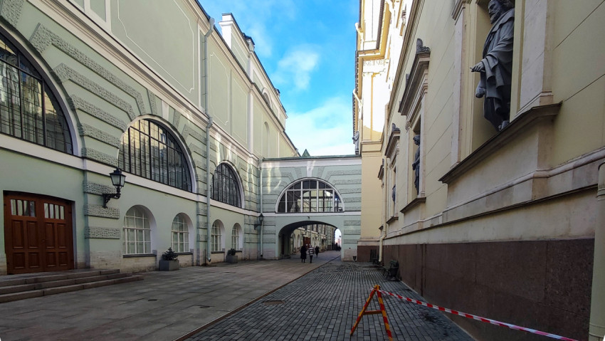 Арка и внутренний двор комплекса Эрмитажа в Санкт-Петербурге