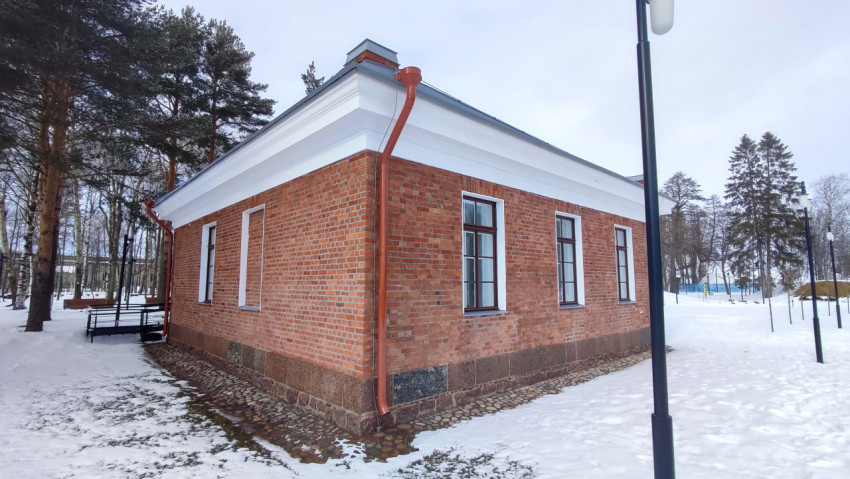 Фасад одноэтажного здания из красного кирпича зимой