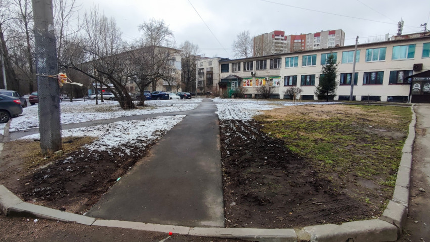 Асфальтированная дорожка к зданию зимой