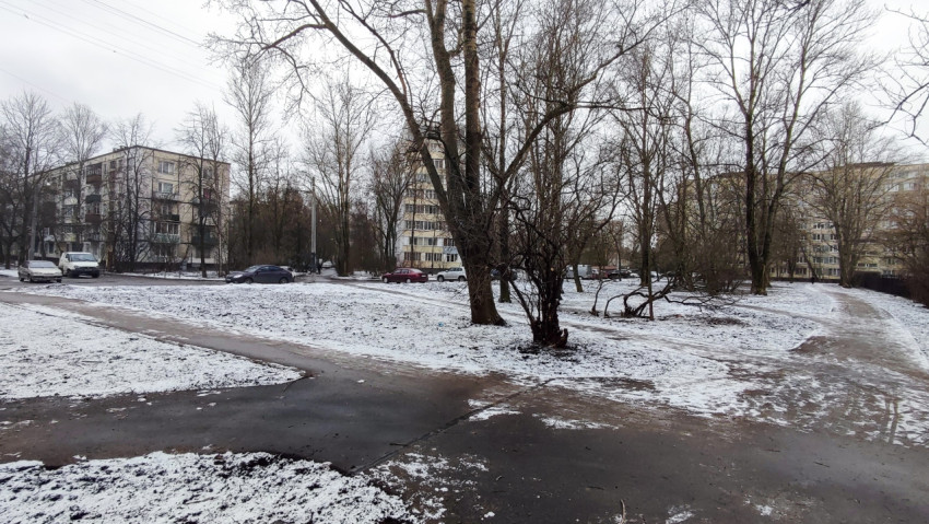 Двор с тропинками и автомобилями в зимний период