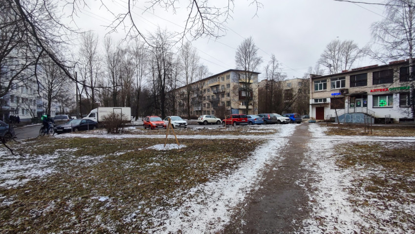 Парковка у жилых домов и аптеки зимой
