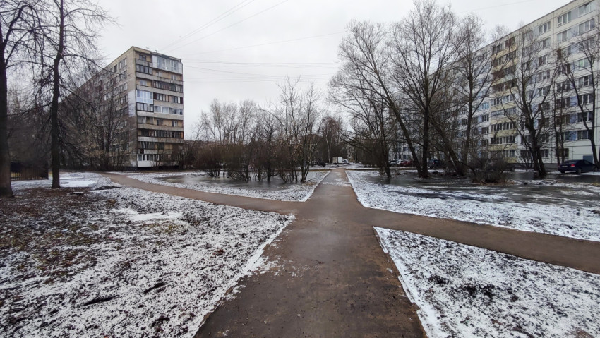 Перекрёсток тропинок во дворе зимой