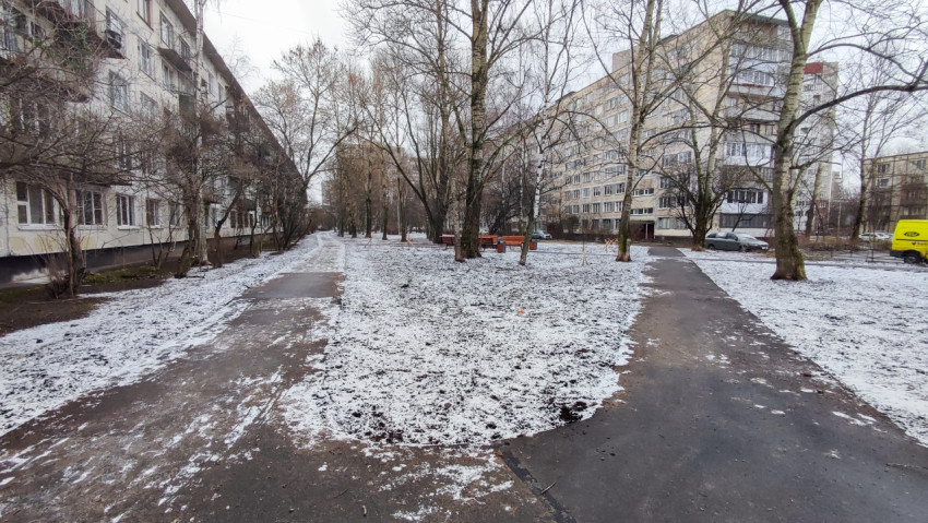Заснеженные тропинки в старом жилом квартале