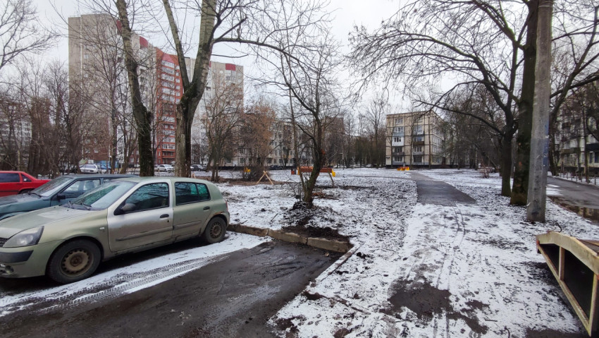 Парковка и тропинка во дворе жилого квартала зимой