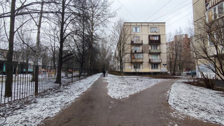 Дворовая дорожка между пятиэтажными домами зимой