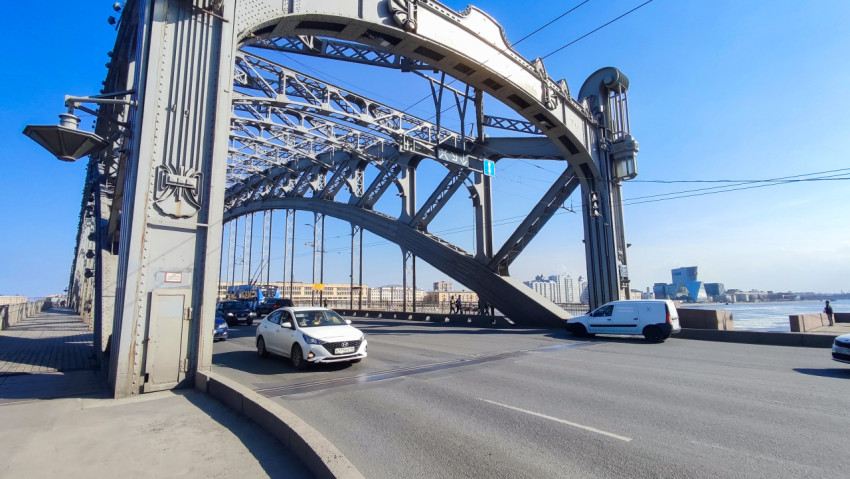 Автомобили на проезжей части Большеохтинского моста в Санкт-Петербурге