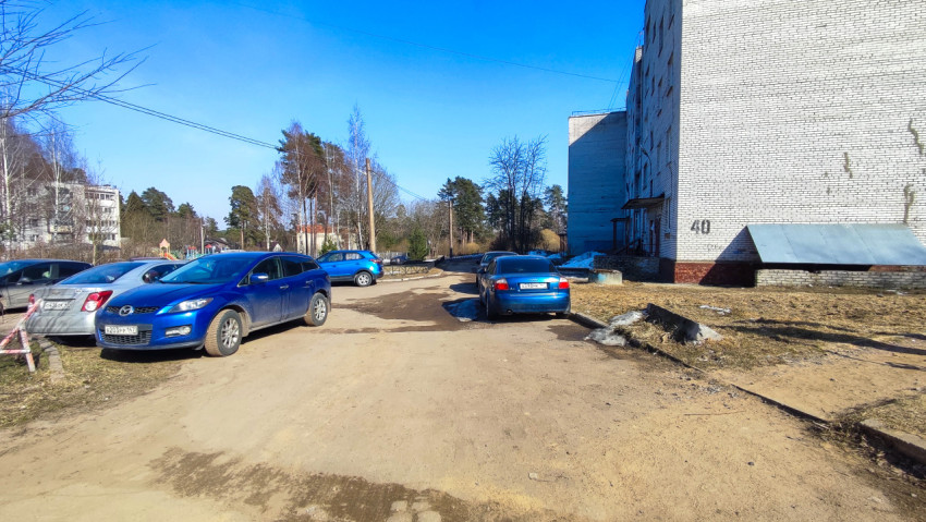 Дворовая территория с припаркованными автомобилями