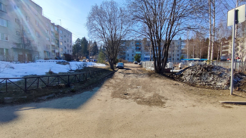 Грунтовая дорога во дворе между многоквартирными домами