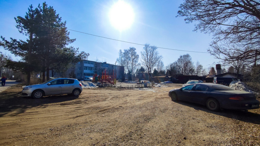 Парковка автомобилей рядом с детской площадкой в жилом квартале