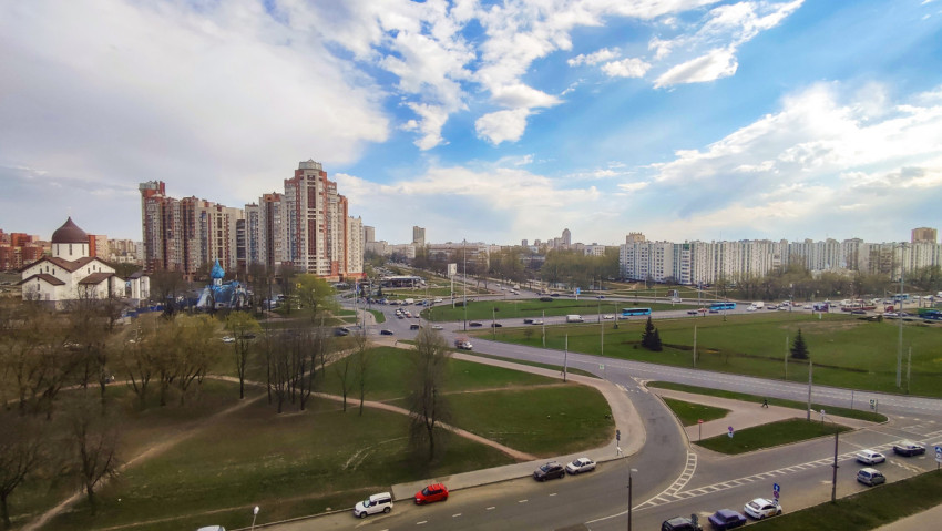 Широкая городская развязка среди жилых кварталов