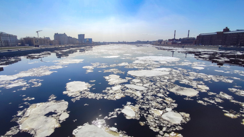 Панорамный вид на Неву и лёд с Большеохтинского моста в Санкт-Петербурге