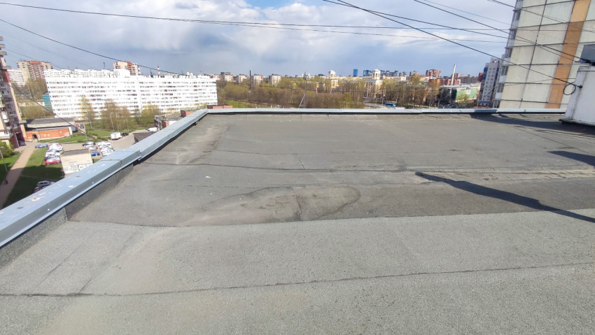 Вид на пустую плоскую крышу с городским пейзажем