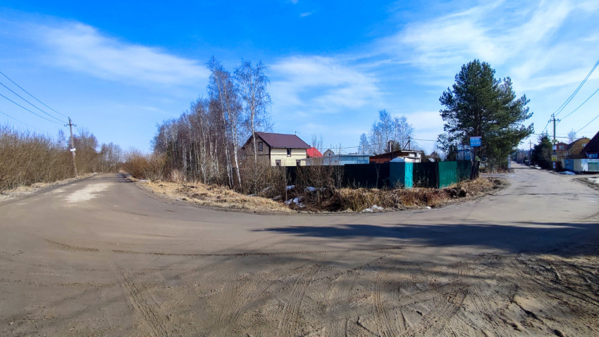 Развилка просёлочных дорог в загородном посёлке весной