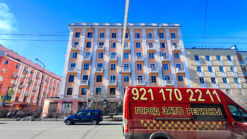 Фасад капитанского дома на проспекте Ленина в Мурманске в солнечную погоду