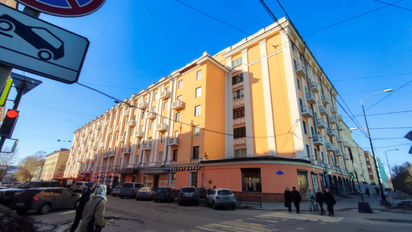 Жилой квартал с многоэтажными домами и автомобилями
