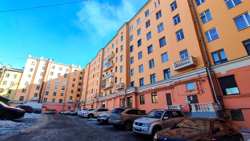 Фасад жилого дома на проспекте Ленина в Мурманске в солнечную погоду