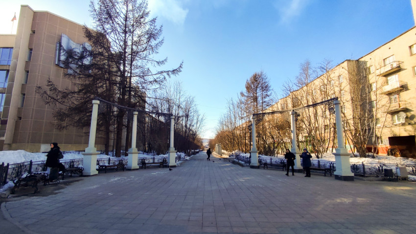 Пешеходная аллея в центре Мурманска в зимний период
