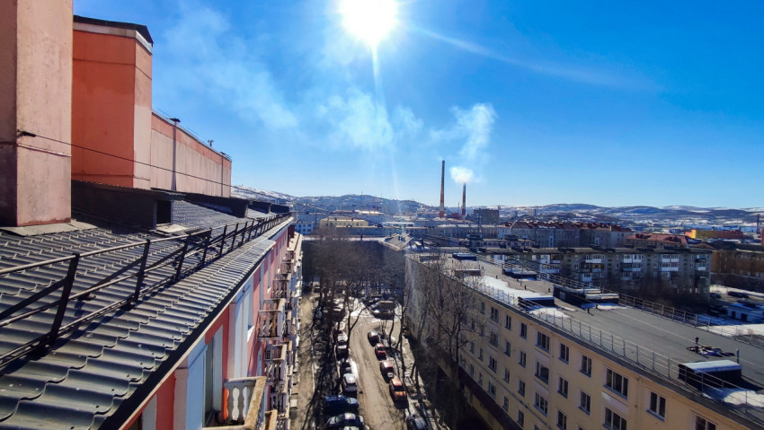 Панорама города Мурманска с дымящими трубами ТЭЦ
