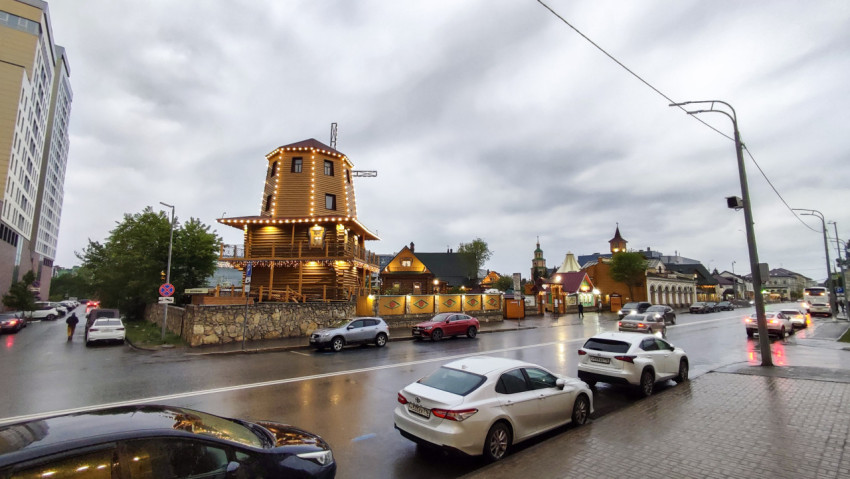 Комплекс Туган Авылым в Казани с мельницей и деревянными постройками