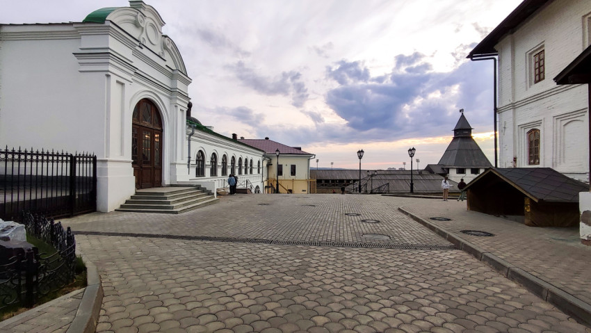 Вид на здания Казанского Кремля с вечерним небом