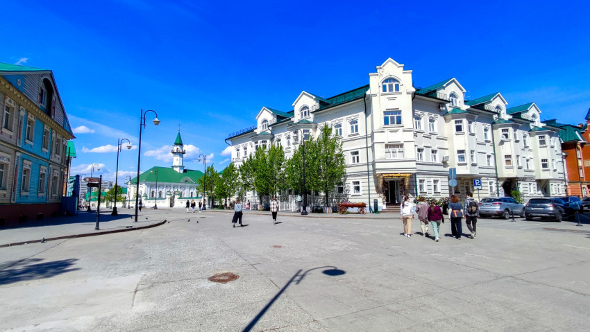 Белое здание и мечеть с зелёной крышей в центре Казани