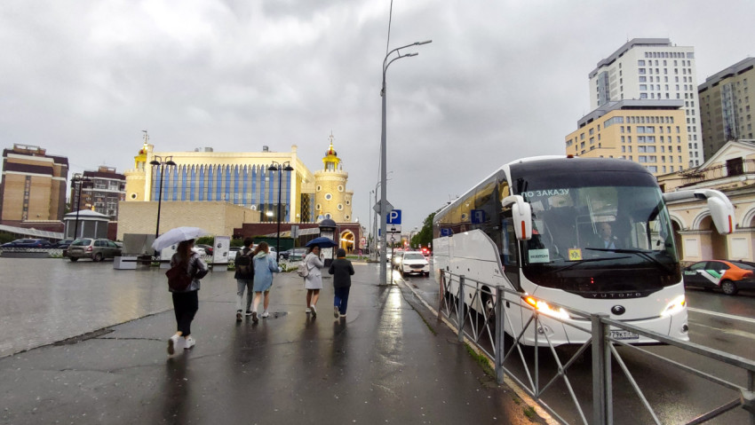 Автобус у здания Театра кукол Экият в Казани в дождливую погоду