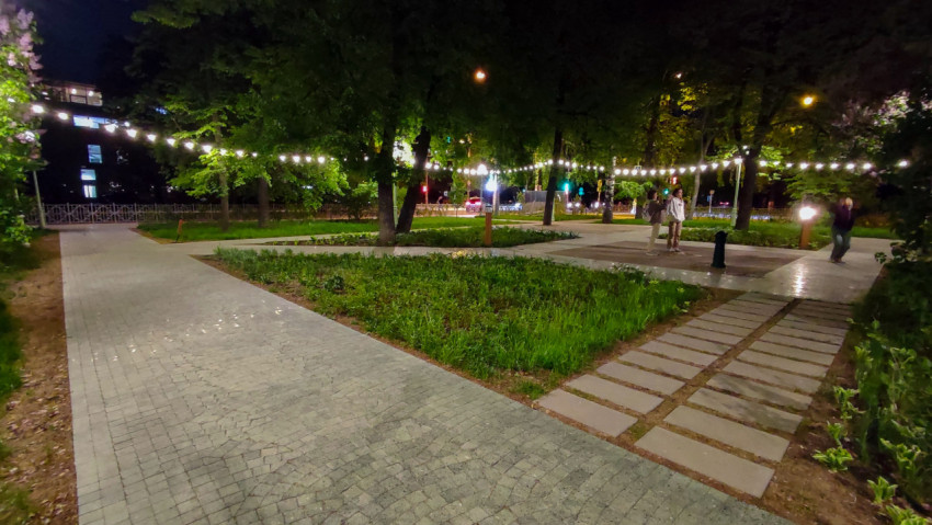 Пешеходные дорожки и зелень в ночном парке