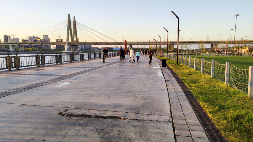 Пешеходная набережная вдоль Казанки и мост Миллениум