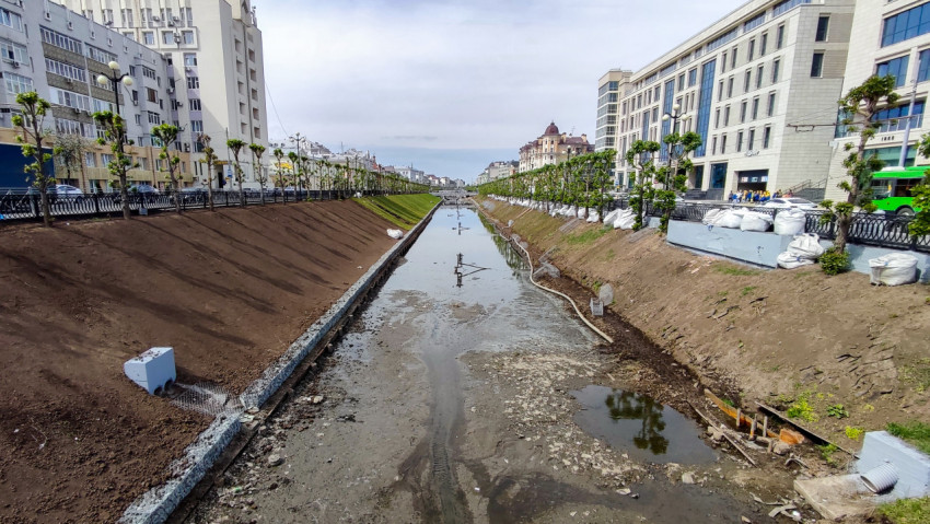 Канал с низким уровнем воды в центре города Казани