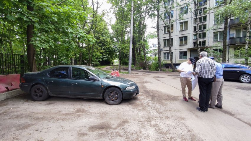 Обсуждение во дворе рядом с припаркованным автомобилем