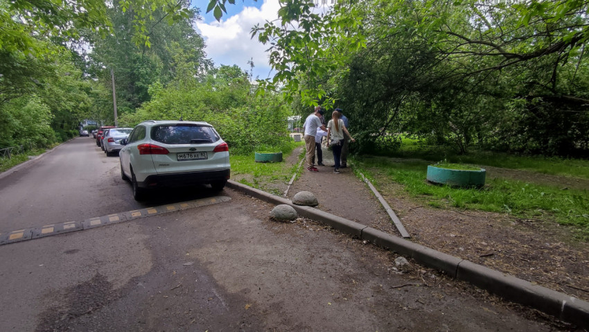 Парковка автомобилей и пешеходная дорожка в жилом районе