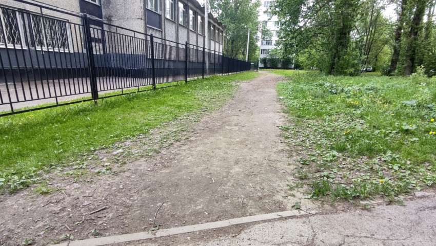 Грунтовая тропинка вдоль школьного забора