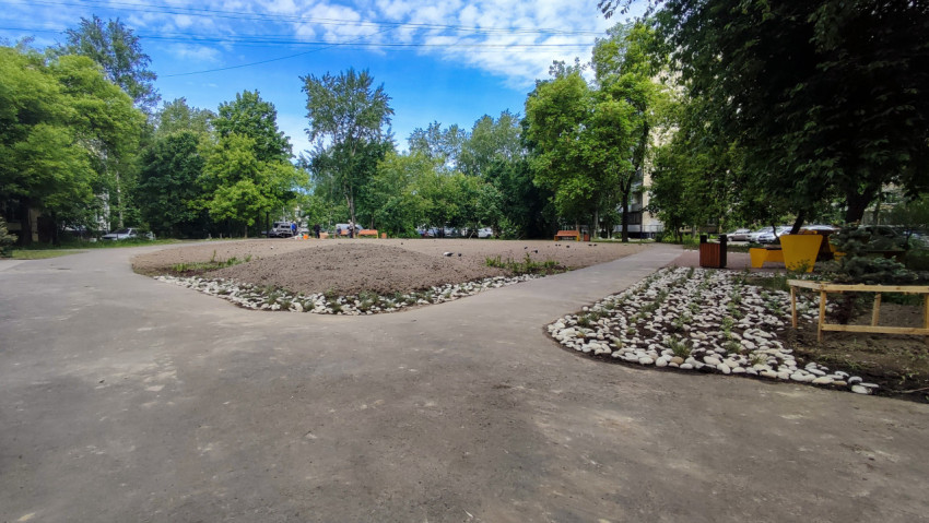 Двор после благоустройства с дорожками и клумбами
