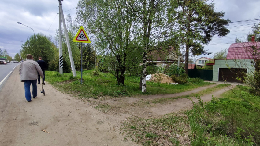 Дорожный знак «Дети» у жилых домов в пригороде