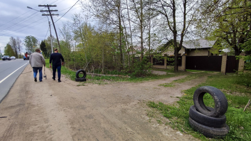 Дорога с обочиной и старыми автомобильными шинами