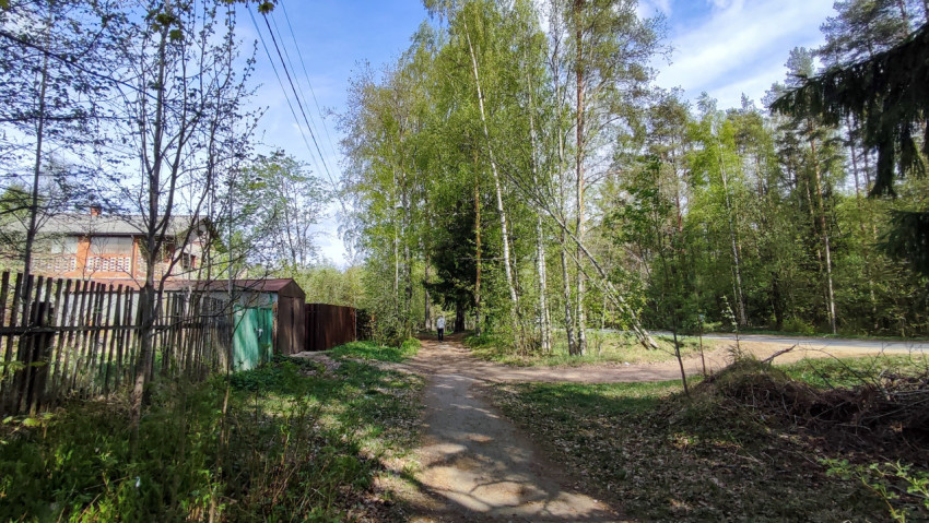 Пешеходная тропа через лес у частного сектора