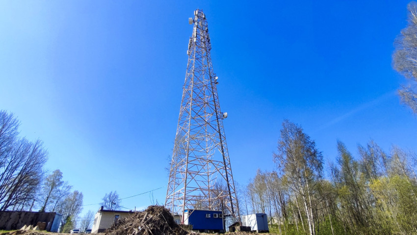 Металлическая антенная башня с оборудованием связи