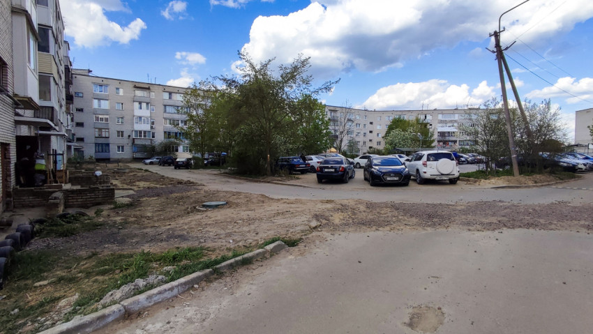 Парковка во дворе жилого квартала в процессе благоустройства
