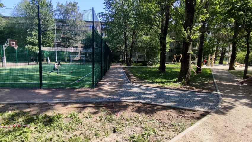 Новая пешеходная дорожка рядом с футбольной площадкой во дворе