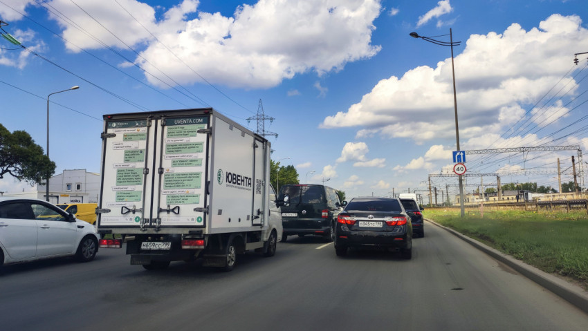 Городской поток вдоль железной дороги и низкой контактной эстакады