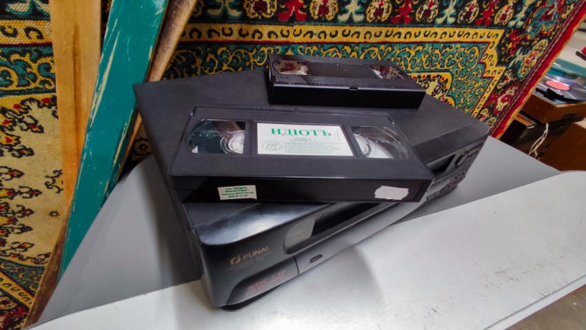 VHS-кассеты и видеомагнитофон Funai в музейной экспозиции