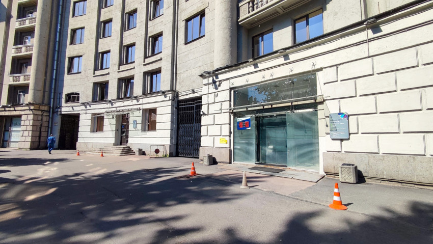 Фасад административного здания с двумя входами