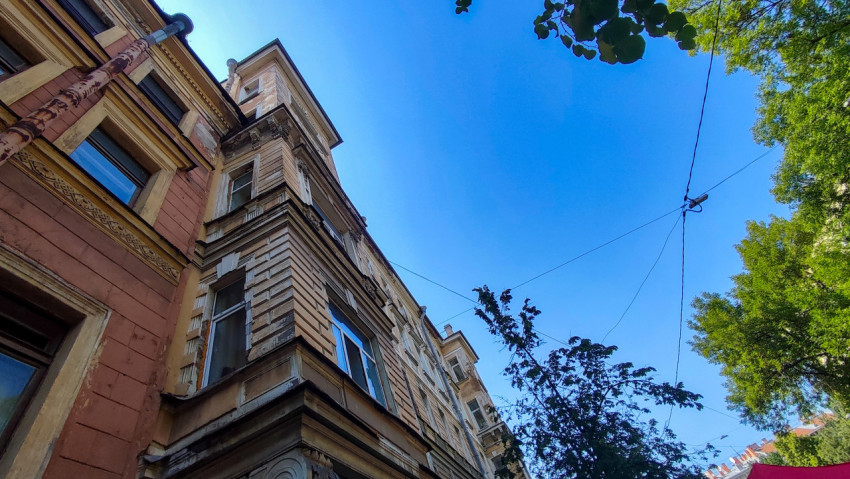 Фасад исторического жилого дома с башенной частью