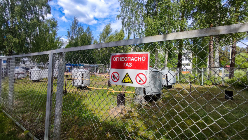Знак «Огнеопасно газ» на ограждении газораспределительного пункта